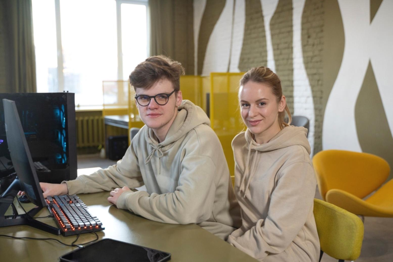 Studenten werken samen aan code tijdens praktische sessie
